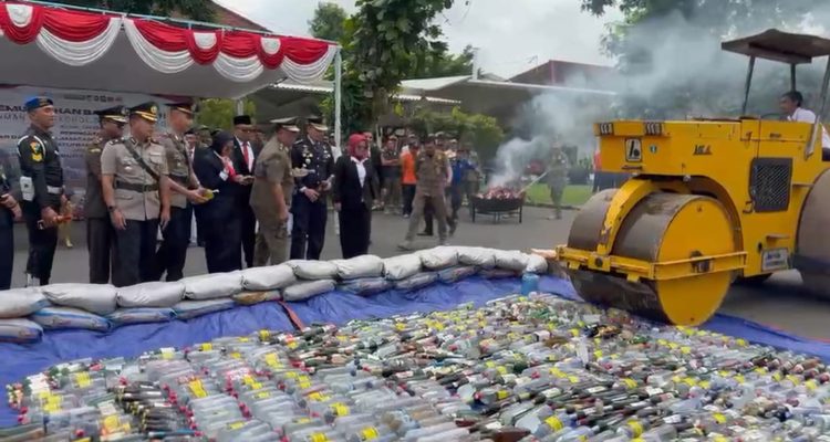 Ribuan Botol Miras dan Rokok Ilegal Hasil Razia di Kediri Dimusnahkan