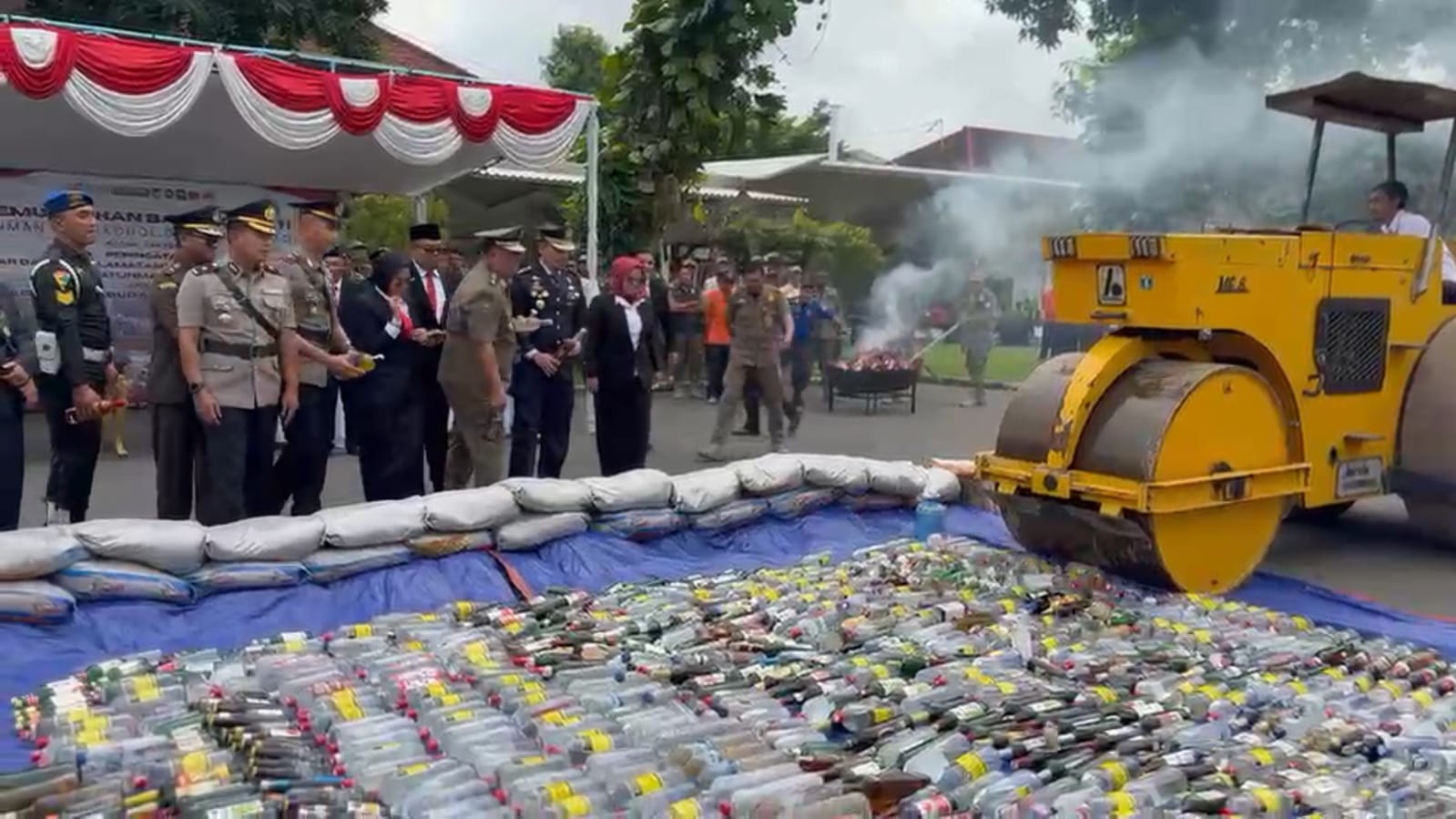 Ribuan Botol Miras dan Rokok Ilegal Hasil Razia di Kediri Dimusnahkan