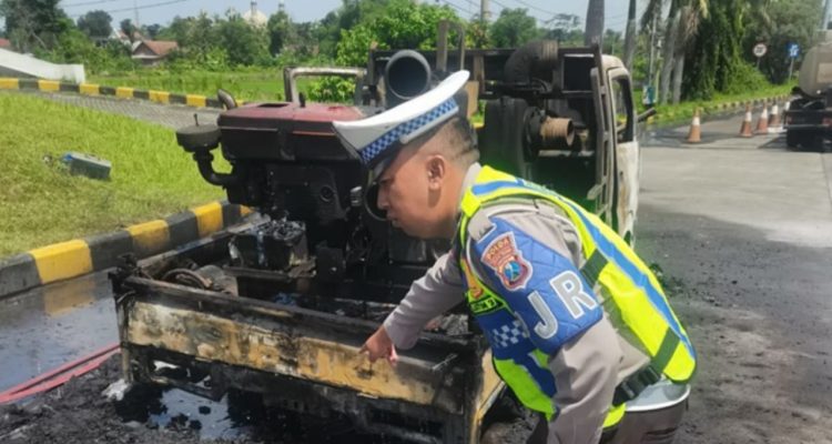 Pikap terbakar Penyebab Pikap Muat Mesin Diesel Terbakar di Exit Tol Bandar Jombang