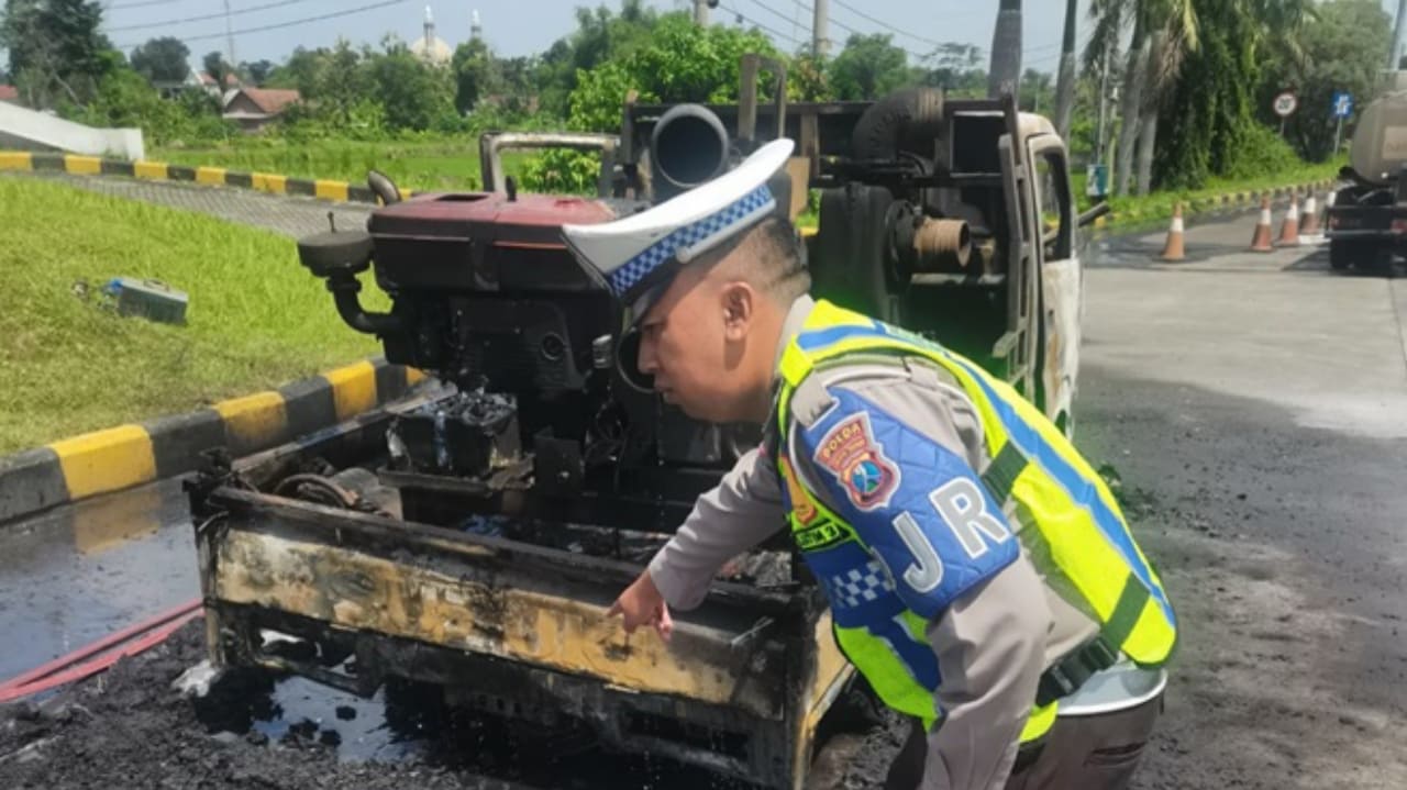 Penyebab Pikap Muat Mesin Diesel Terbakar di Exit Tol Bandar Jombang