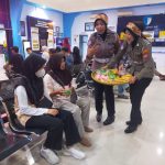 Semarak Hari Kartini 2026, Polisi Pelayanan SIM di Kediri Berbusana Adat