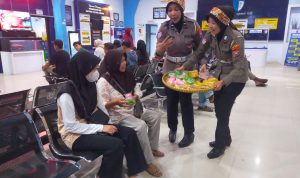 Semarak Hari Kartini 2026, Polisi Pelayanan SIM di Kediri Berbusana Adat