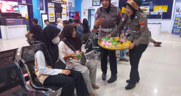 Semarak Hari Kartini 2026, Polisi Pelayanan SIM di Kediri Berbusana Adat