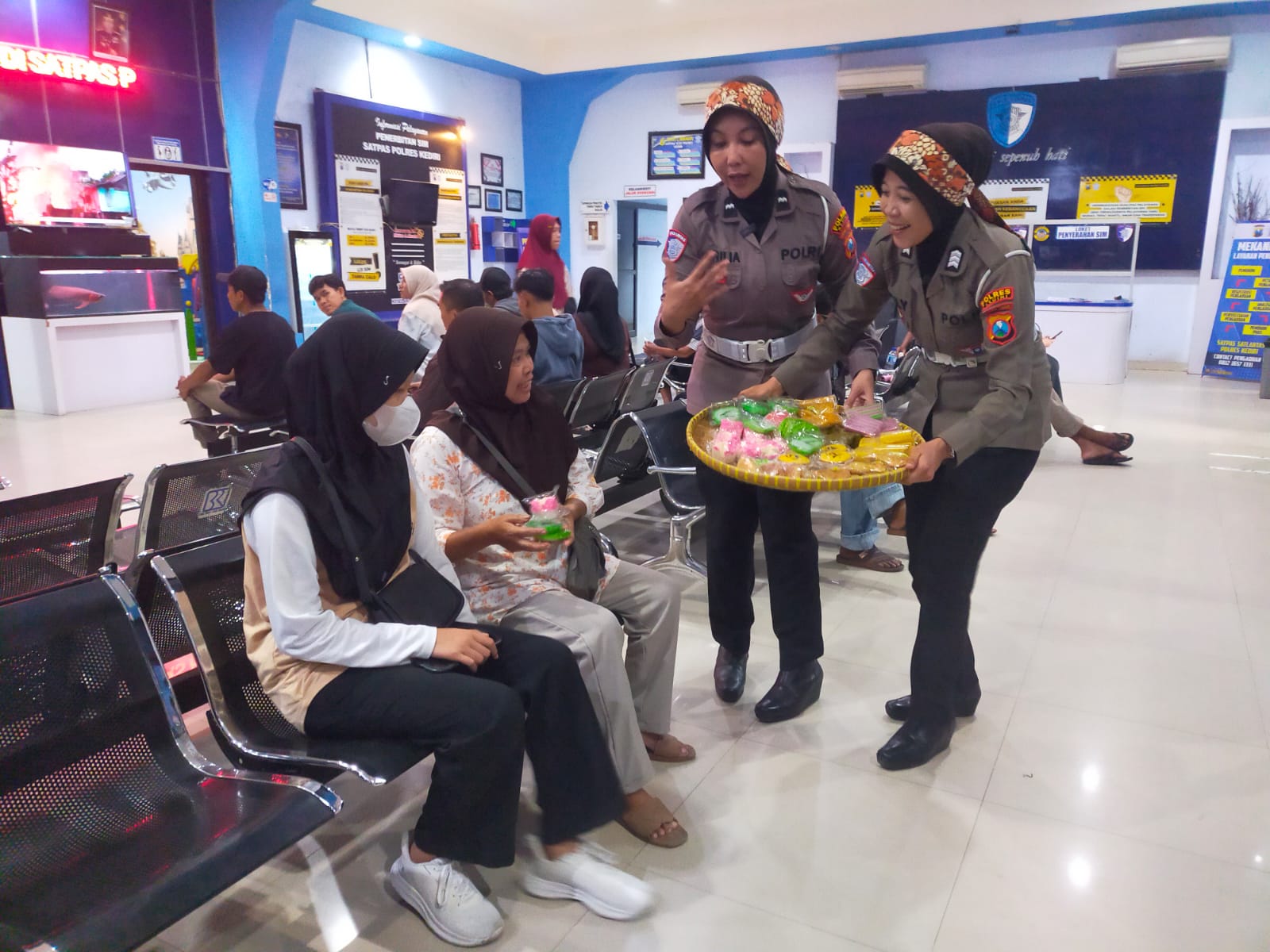 Semarak Hari Kartini 2026, Polisi Pelayanan SIM di Kediri Berbusana Adat