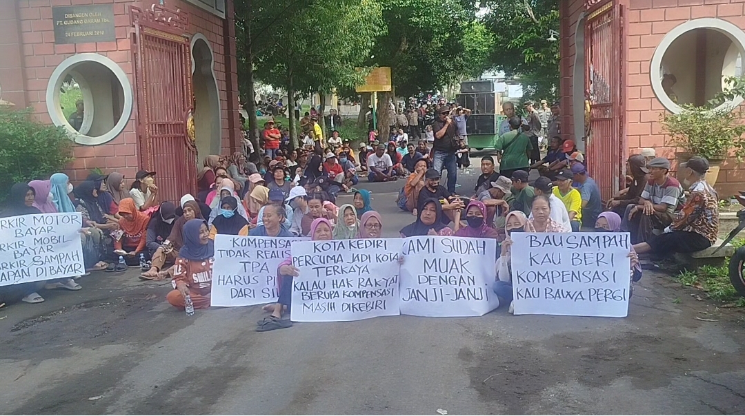 Ratusan Warga Pojok Kediri Geruduk UPT TPA Klotok, Tuntut Pencairan Kompensasi Rp2 Juta