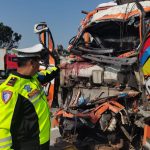 Truk ringsek tabrak truk di tol Jombang Truk Ekspedisi Ringsek Tabrak Truk Muatan Tanah di Tol Jombang, 2 Orang Tewas