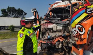 Truk Ekspedisi Ringsek Tabrak Truk Muatan Tanah di Tol Jombang, 2 Orang Tewas