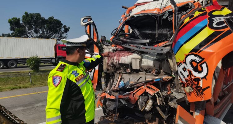 Truk Ekspedisi Ringsek Tabrak Truk Muatan Tanah di Tol Jombang, 2 Orang Tewas