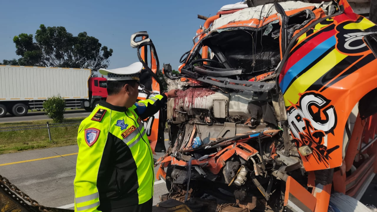 Truk Ekspedisi Ringsek Tabrak Truk Muatan Tanah di Tol Jombang, 2 Orang Tewas