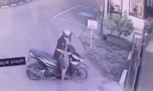 Motor Satpam Raib Diparkir di Pos Jaga Kantor BBPPTP Jombang, Pelaku Terekam CCTV