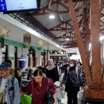 penumpang di stasiun kediri Penumpang Kereta Api di Stasiun Kediri Tembus 51 Ribu Pada Lebaran 2026