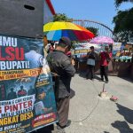1001871253 Tagih Janji Dhito, Massa Geruduk Pemkab Kediri soal Dugaan Rekayasa Perangkat Desa