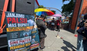 Tagih Janji Dhito, Massa Geruduk Pemkab Kediri soal Dugaan Rekayasa Perangkat Desa