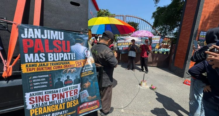 Tagih Janji Dhito, Massa Geruduk Pemkab Kediri soal Dugaan Rekayasa Perangkat Desa