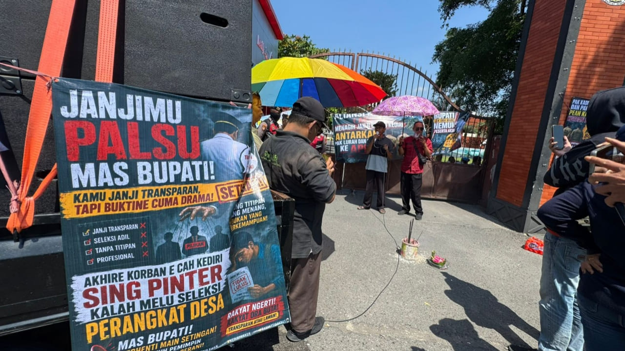Tagih Janji Dhito, Massa Geruduk Pemkab Kediri soal Dugaan Rekayasa Perangkat Desa