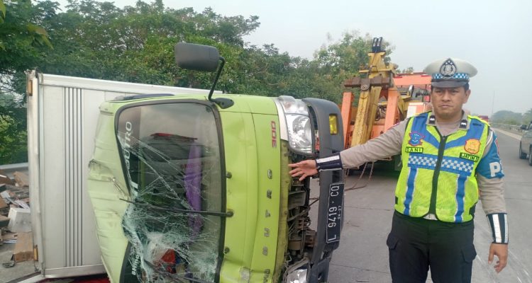 1001890418 Kecelakan Maut Bus Pariwisata Tabrak Truk Boks di Tol Jombang-Mojokerto, Sopir Tewas
