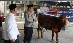 Indahnya Berbagi, Kapolres Jombang Serahkan Hewan Kurban Kapolda Jatim