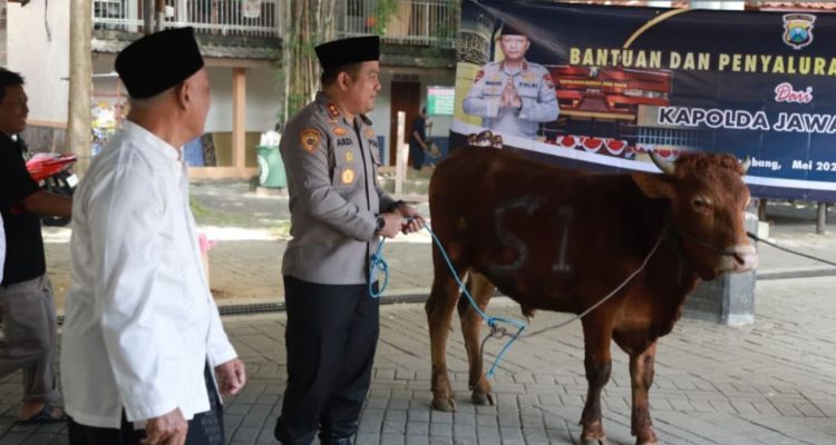 Indahnya Berbagi, Kapolres Jombang Serahkan Hewan Kurban Kapolda Jatim
