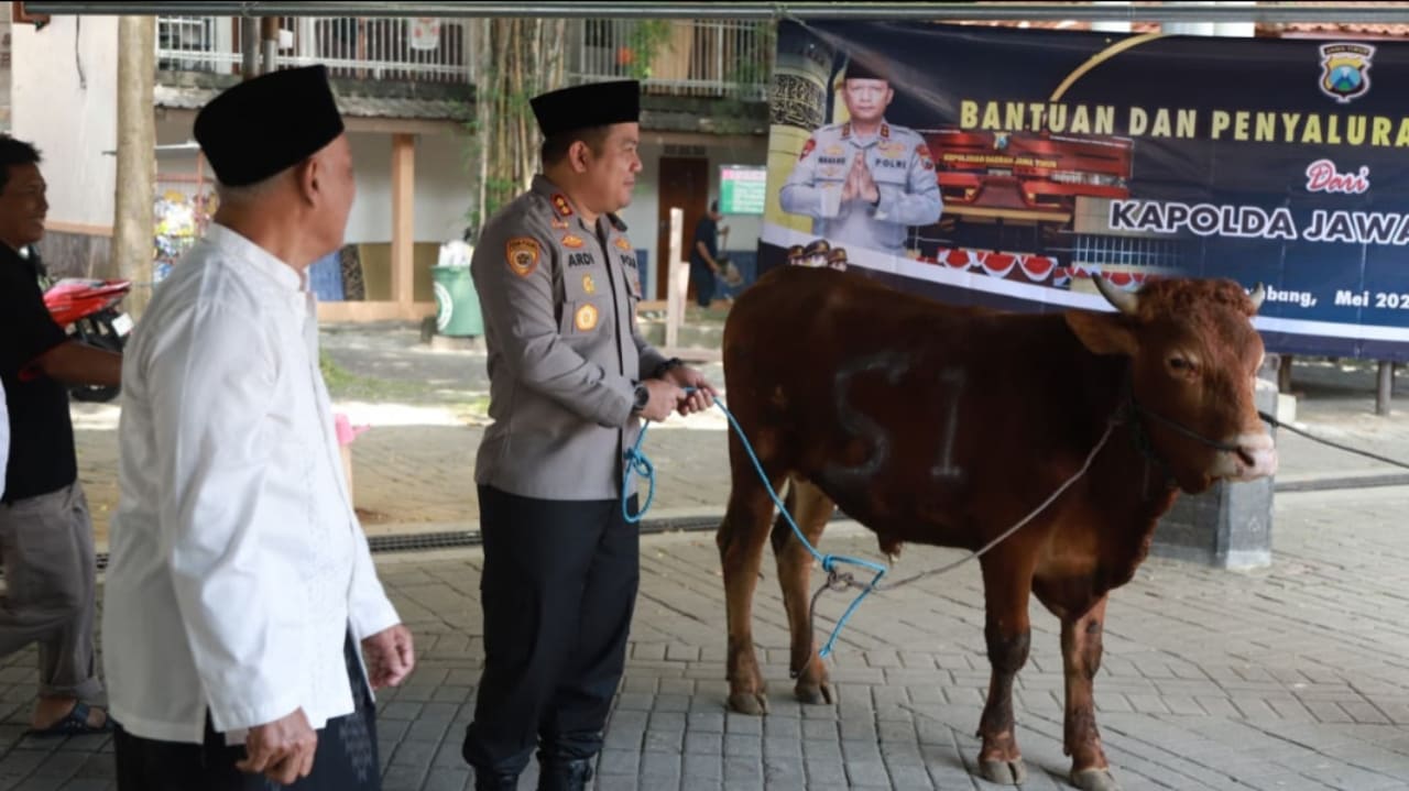 Indahnya Berbagi, Kapolres Jombang Serahkan Hewan Kurban Kapolda Jatim