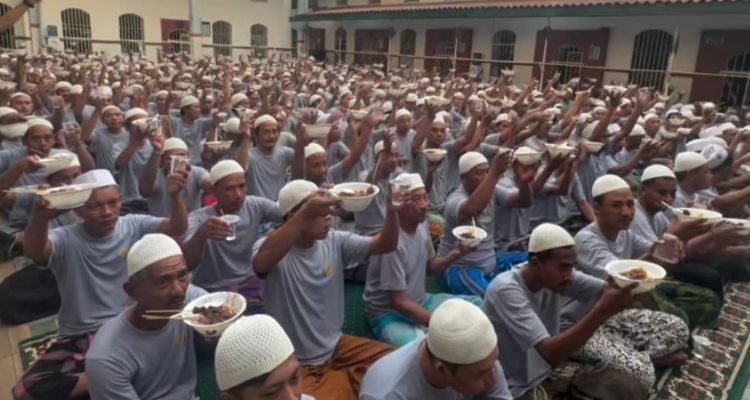 Rayakan Iduladha, Warga Binaan Lapas Mojokerto Santap 5.500 Tusuk Sate Mandora