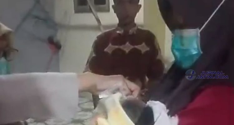 Bayi Baru Lahir Ditemukan di Depan Rumah Warga Jombang, Begini Kondisinya