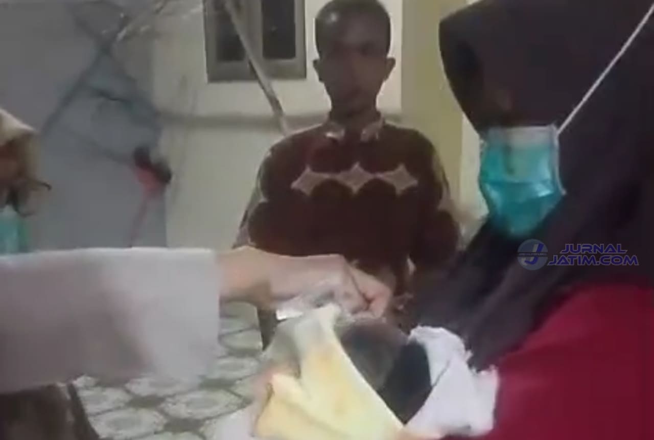 Bayi Baru Lahir Ditemukan di Depan Rumah Warga Jombang, Begini Kondisinya