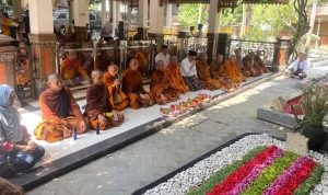 Puluhan Biksu Thudong Ziarah ke Makam Gus Dur di Jombang