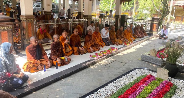Biksu Thudong ziarah Gus Dur Jombang Puluhan Biksu Thudong Ziarah ke Makam Gus Dur di Jombang