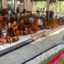 Puluhan Biksu Thudong Ziarah ke Makam Gus Dur di Jombang