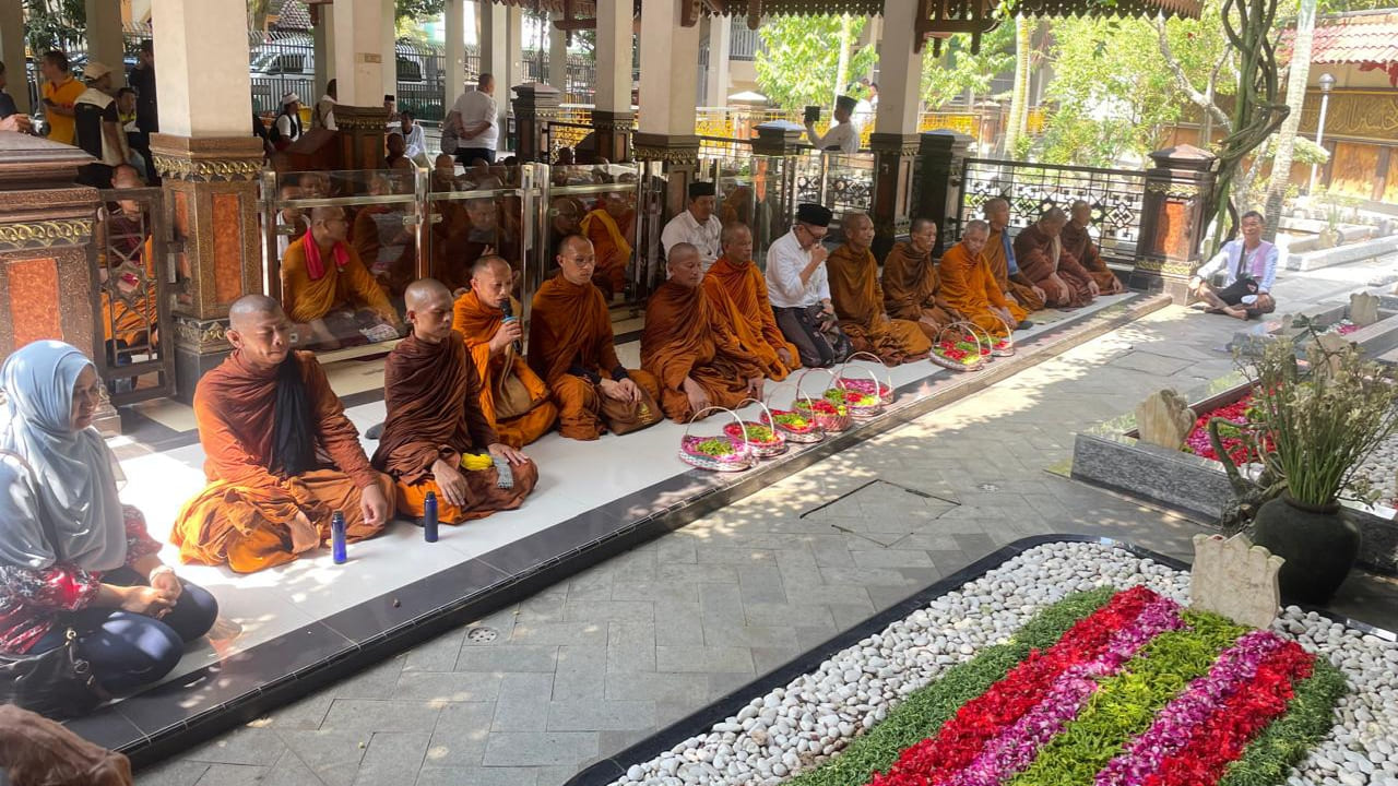 Puluhan Biksu Thudong Ziarah ke Makam Gus Dur di Jombang