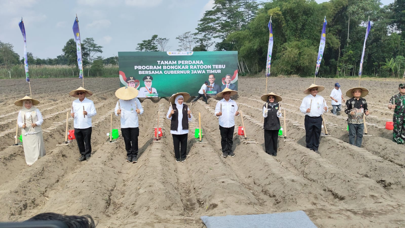 Bongkar Ratoon di Kediri Serentak di 11 Daerah, Khofifah Optimistis Jatim Swasembada Gula
