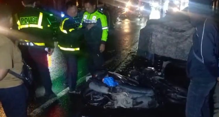 IMG-20260526-WA0005 Satu Keluarga Kecelakaan di Jombang, Suami Tewas Terlindas Truk, Istri dan Anak Luka