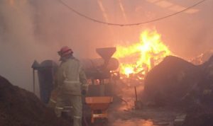 Kebakaran Pabrik Serbuk di Jombang, Bangunan Hangus Terbakar