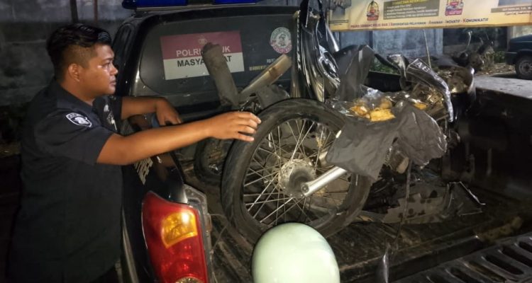 Tabrakan Beruntun di Jombang, Kijang Tabrak Motor Belok Kanan Lalu Dihantam Innova