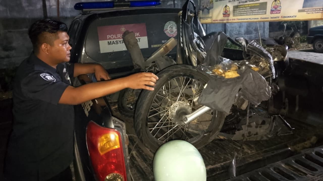 Tabrakan Beruntun di Jombang, Kijang Tabrak Motor Belok Kanan Lalu Dihantam Innova