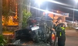 Pesepeda Angin Ditabrak Sepeda Motor Hingga Terpental di Jalan Gelap