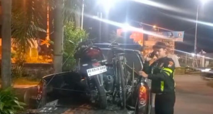 Pesepeda Angin Ditabrak Sepeda Motor Hingga Terpental di Jalan Gelap