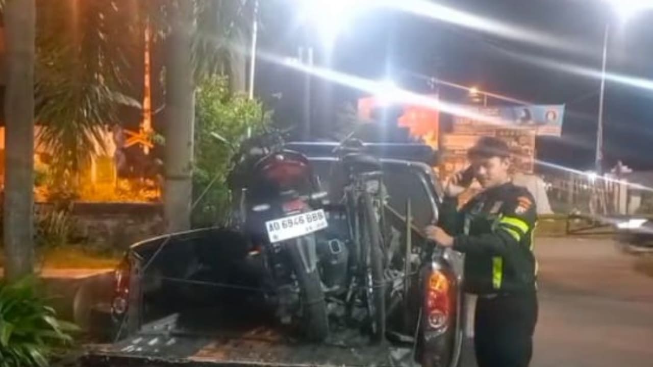 Pesepeda Angin Ditabrak Sepeda Motor Hingga Terpental di Jalan Gelap