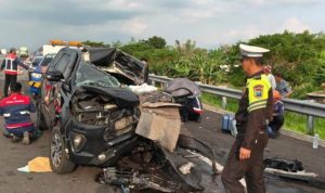 Kecelakaan Maut Rombongan Anggota DPR RI  di Tol Paspro: 2 Tewas, Mobil Hancur