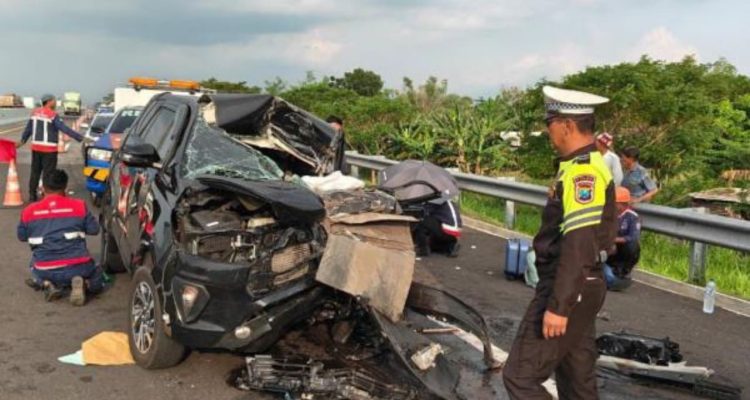 Kecelakaan Maut Rombongan Anggota DPR RI  di Tol Paspro: 2 Tewas, Mobil Hancur