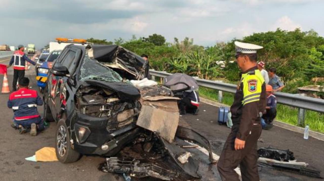 Kecelakaan Maut Rombongan Anggota DPR RI  di Tol Paspro: 2 Tewas, Mobil Hancur