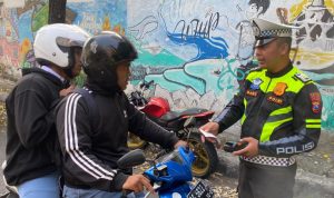 Bandel, Pengendara Motor Lawan Arus Kena ETLE Handheld di Nganjuk