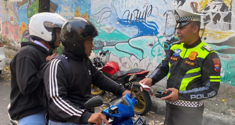 Pelanggar Etle Handheld Bandel, Pengendara Motor Lawan Arus Kena ETLE Handheld di Nganjuk