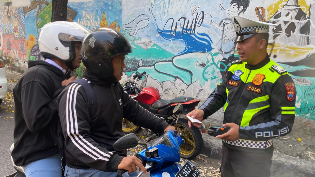 Bandel, Pengendara Motor Lawan Arus Kena ETLE Handheld di Nganjuk