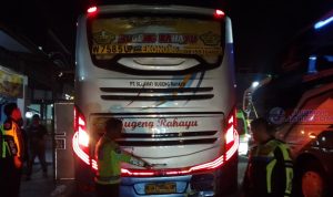 Warga Trenggalek Tabrak Belakang Bus yang Berhenti Turunkan Penumpang di Jombang