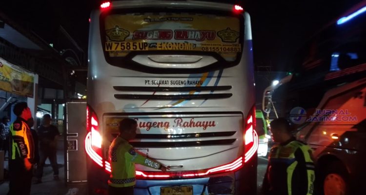 Warga Trenggalek Tabrak Belakang Bus yang Berhenti Turunkan Penumpang di Jombang