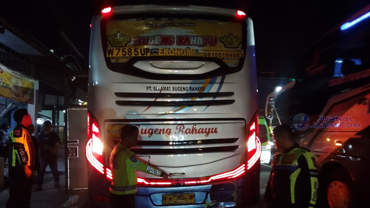Warga Trenggalek Tabrak Belakang Bus yang Berhenti Turunkan Penumpang di Jombang