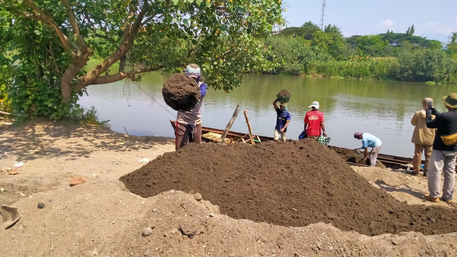 Penambang Pasir Manual di Kediri Tegaskan Jaga Lingkungan, Tidak Merusak Lingkungan