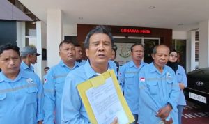 Tak Ada Petugas, Pendemo Gagal Serahkan Laporan Dugaan Korupsi ke Kejari Kota Kediri