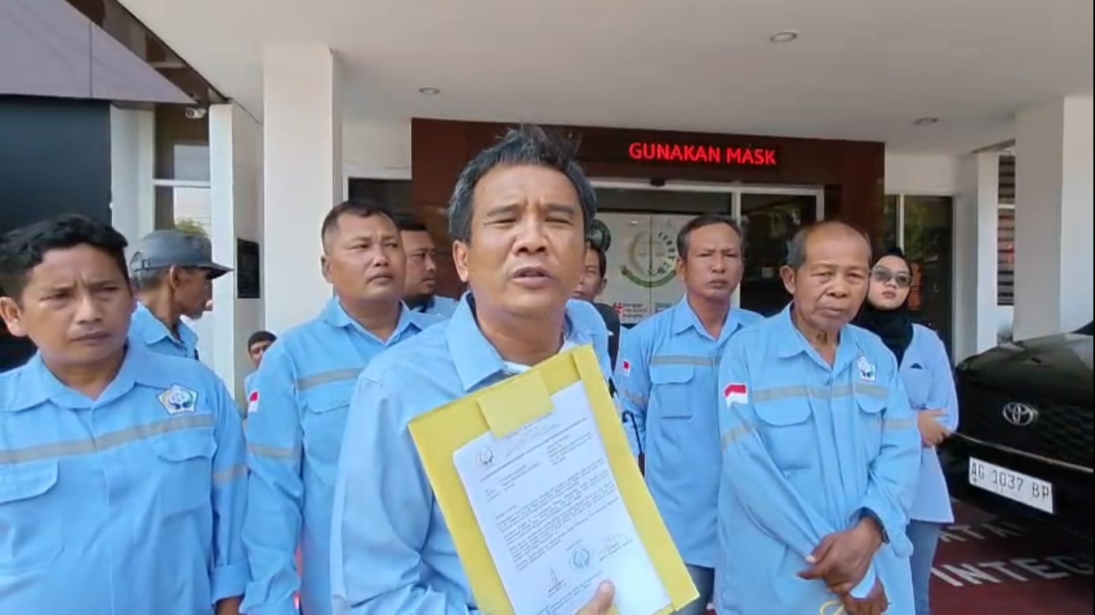 Tak Ada Petugas, Pendemo Gagal Serahkan Laporan Dugaan Korupsi ke Kejari Kota Kediri